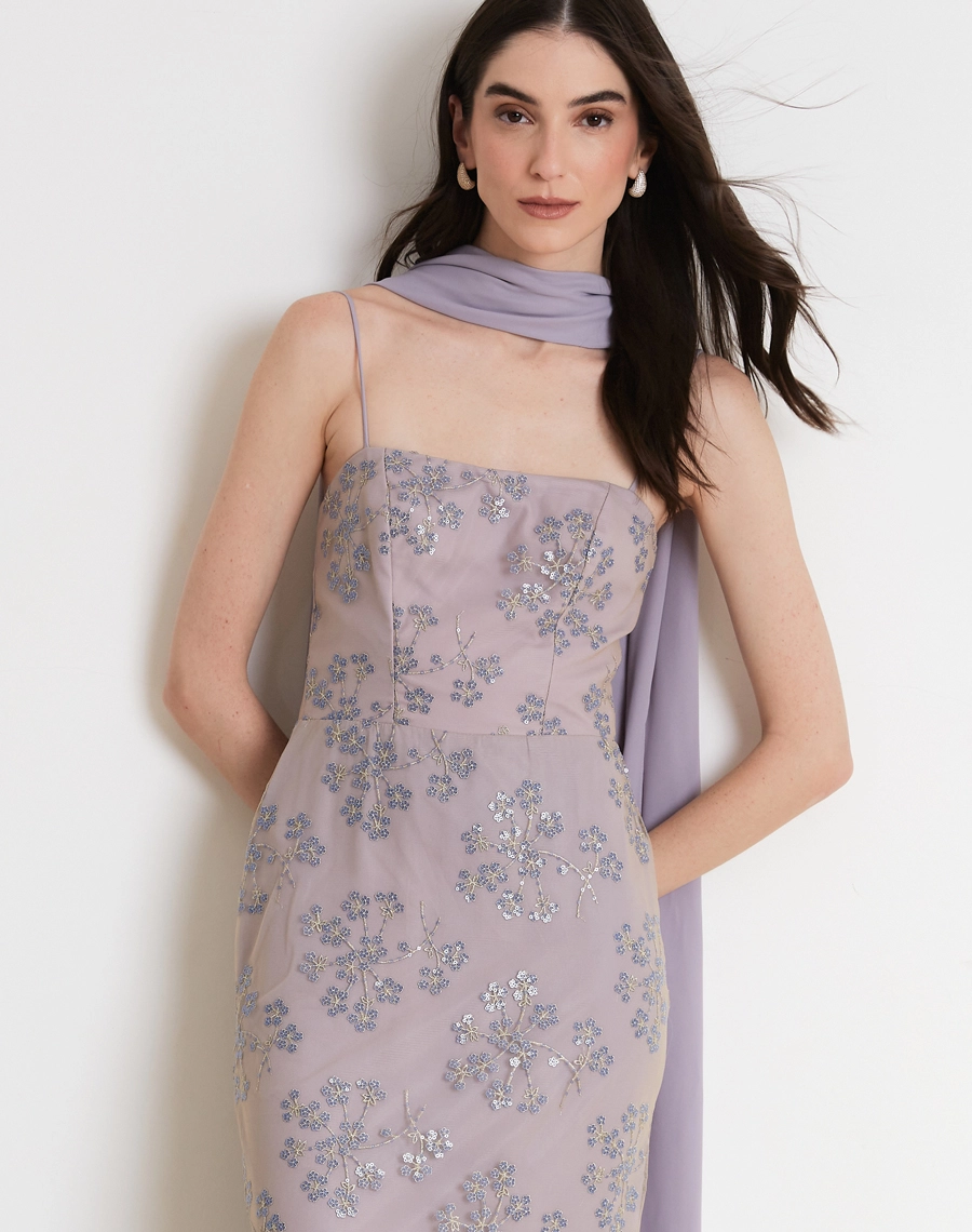 O Vestido Longo Jade é confeccionado em tule bordado com aplicações delicadas e acabamento refinado, possui leve transparência, textura sofisticada e brilho sutil.<BR/>
