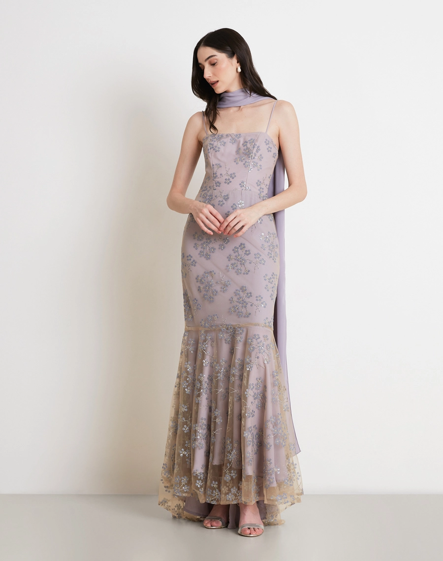 O Vestido Longo Jade é confeccionado em tule bordado com aplicações delicadas e acabamento refinado, possui leve transparência, textura sofisticada e brilho sutil.<BR/>