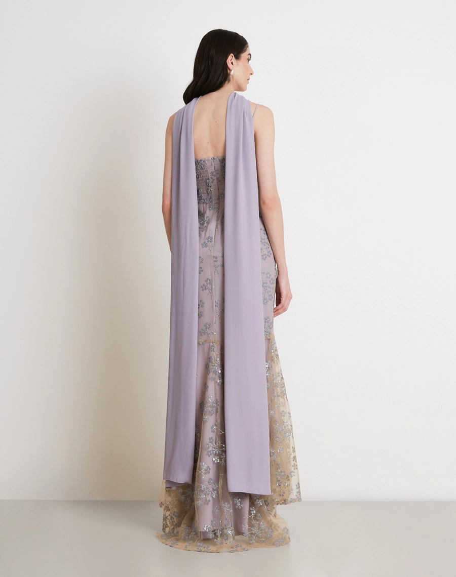 O Vestido Longo Jade é confeccionado em tule bordado com aplicações delicadas e acabamento refinado, possui leve transparência, textura sofisticada e brilho sutil.<BR/>