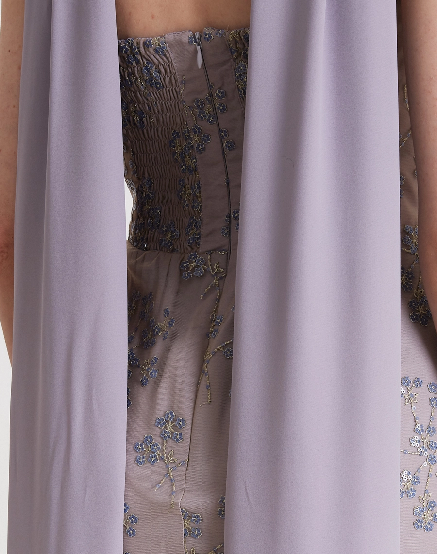 O Vestido Longo Jade é confeccionado em tule bordado com aplicações delicadas e acabamento refinado, possui leve transparência, textura sofisticada e brilho sutil.<BR/>