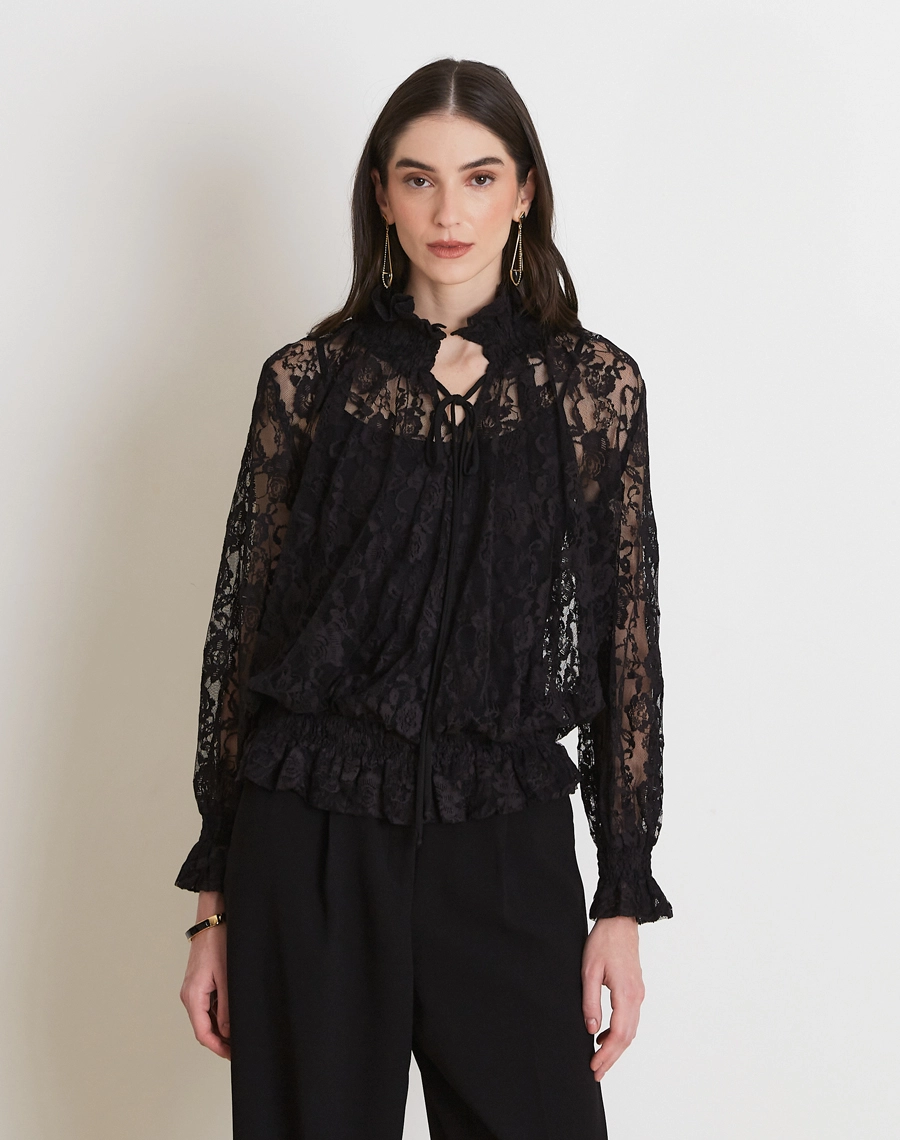 A Blusa Ket é confeccionada em renda delicada e sofisticada, a peça apresenta transparência sutil e desenho floral que agrega charme e feminilidade ao visual.