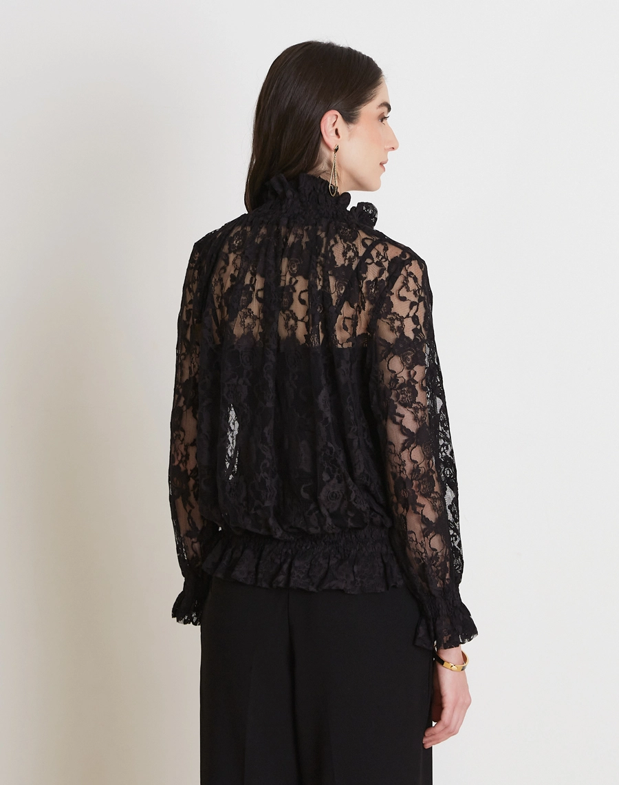 A Blusa Ket é confeccionada em renda delicada e sofisticada, a peça apresenta transparência sutil e desenho floral que agrega charme e feminilidade ao visual.