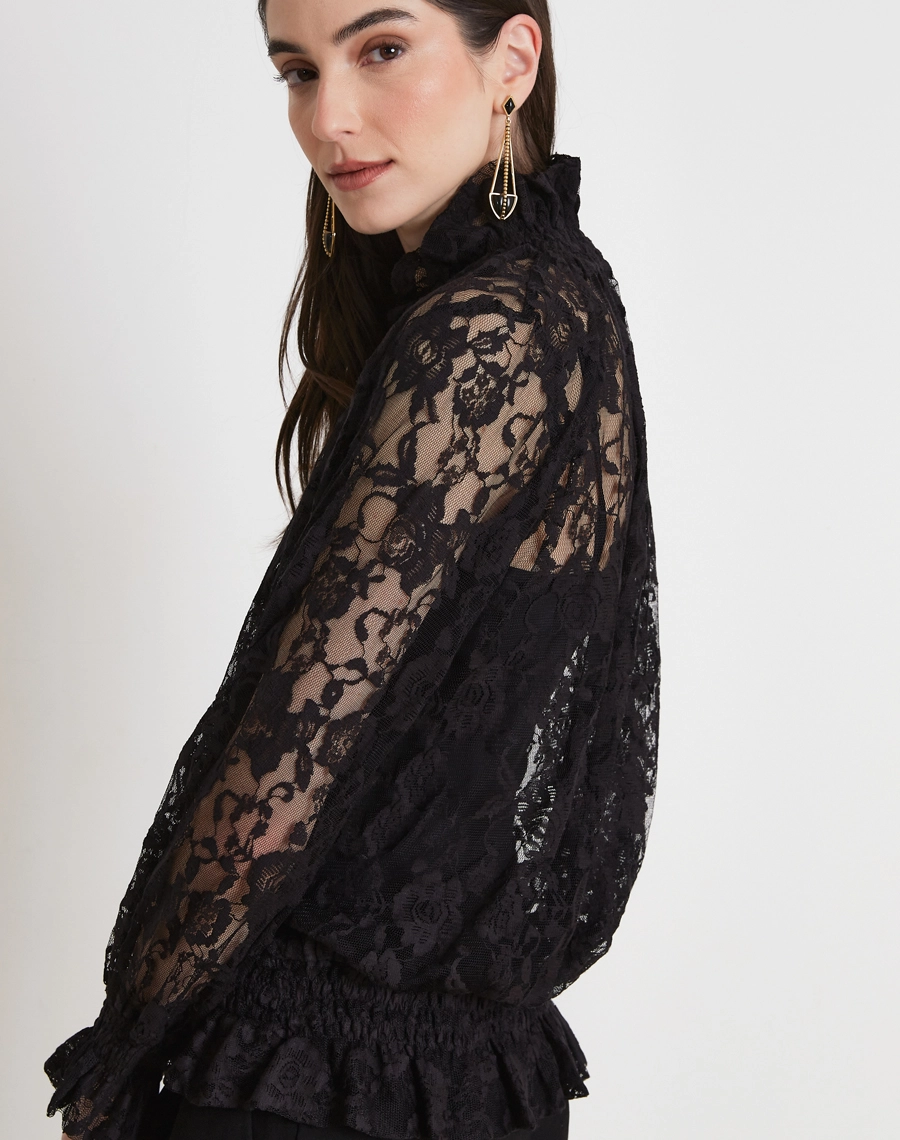 A Blusa Ket é confeccionada em renda delicada e sofisticada, a peça apresenta transparência sutil e desenho floral que agrega charme e feminilidade ao visual.