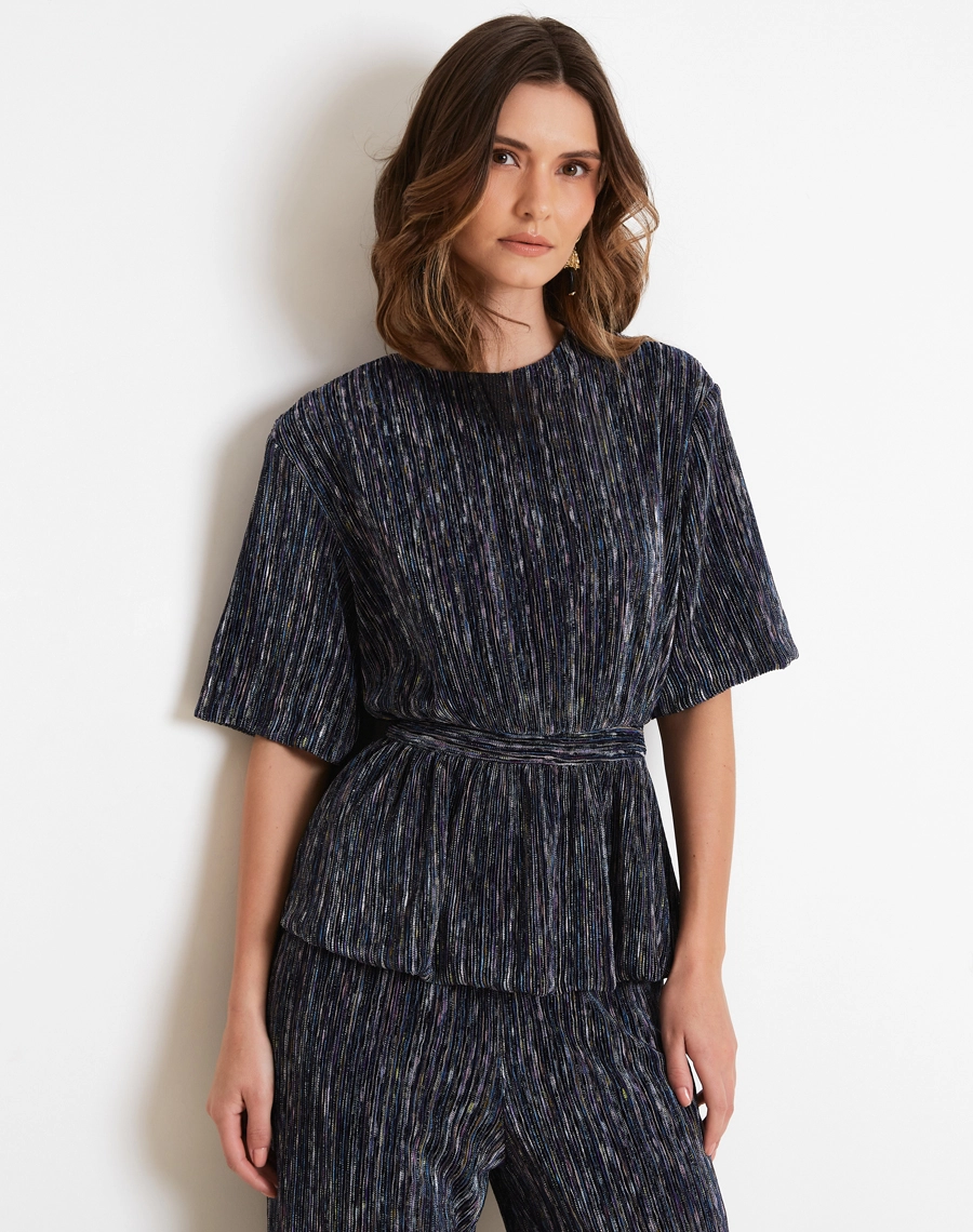 A Blusa Bianca é confeccionada em malha plissada, tecido de toque macio e caimento fluido que se destaca pela textura sofisticada dos plissados, proporcionando movimento, conforto e elegância.