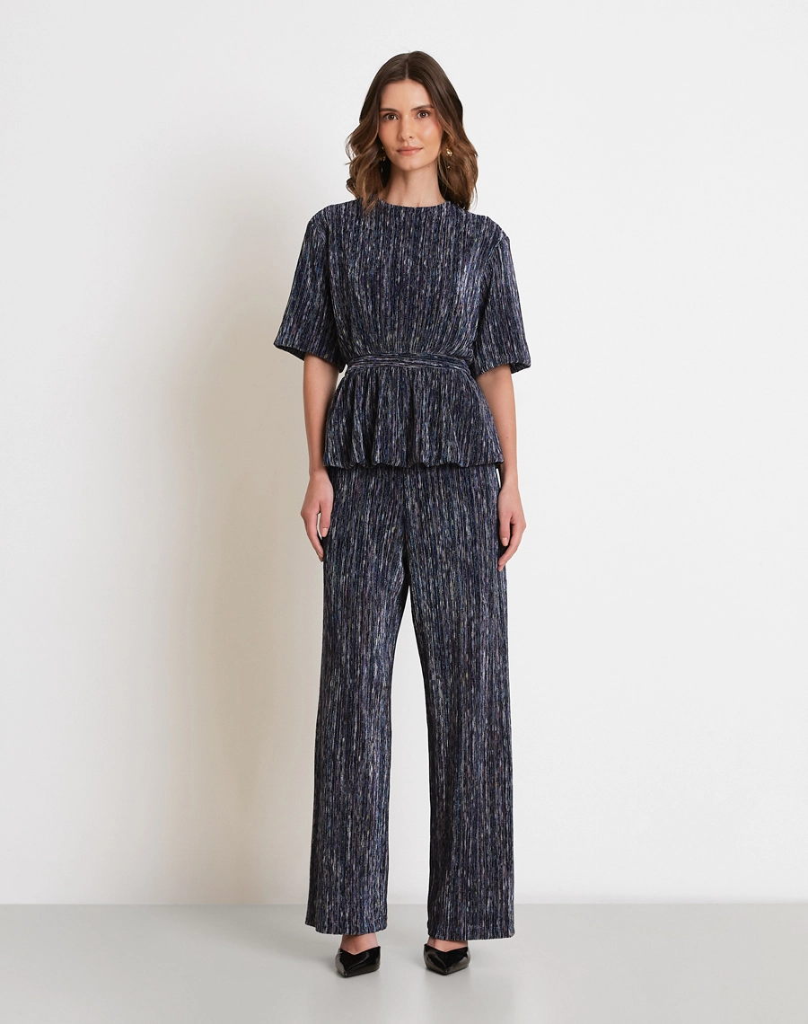 A Blusa Bianca é confeccionada em malha plissada, tecido de toque macio e caimento fluido que se destaca pela textura sofisticada dos plissados, proporcionando movimento, conforto e elegância.