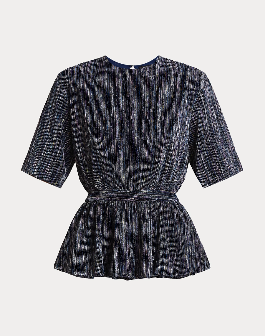 A Blusa Bianca é confeccionada em malha plissada, tecido de toque macio e caimento fluido que se destaca pela textura sofisticada dos plissados, proporcionando movimento, conforto e elegância.