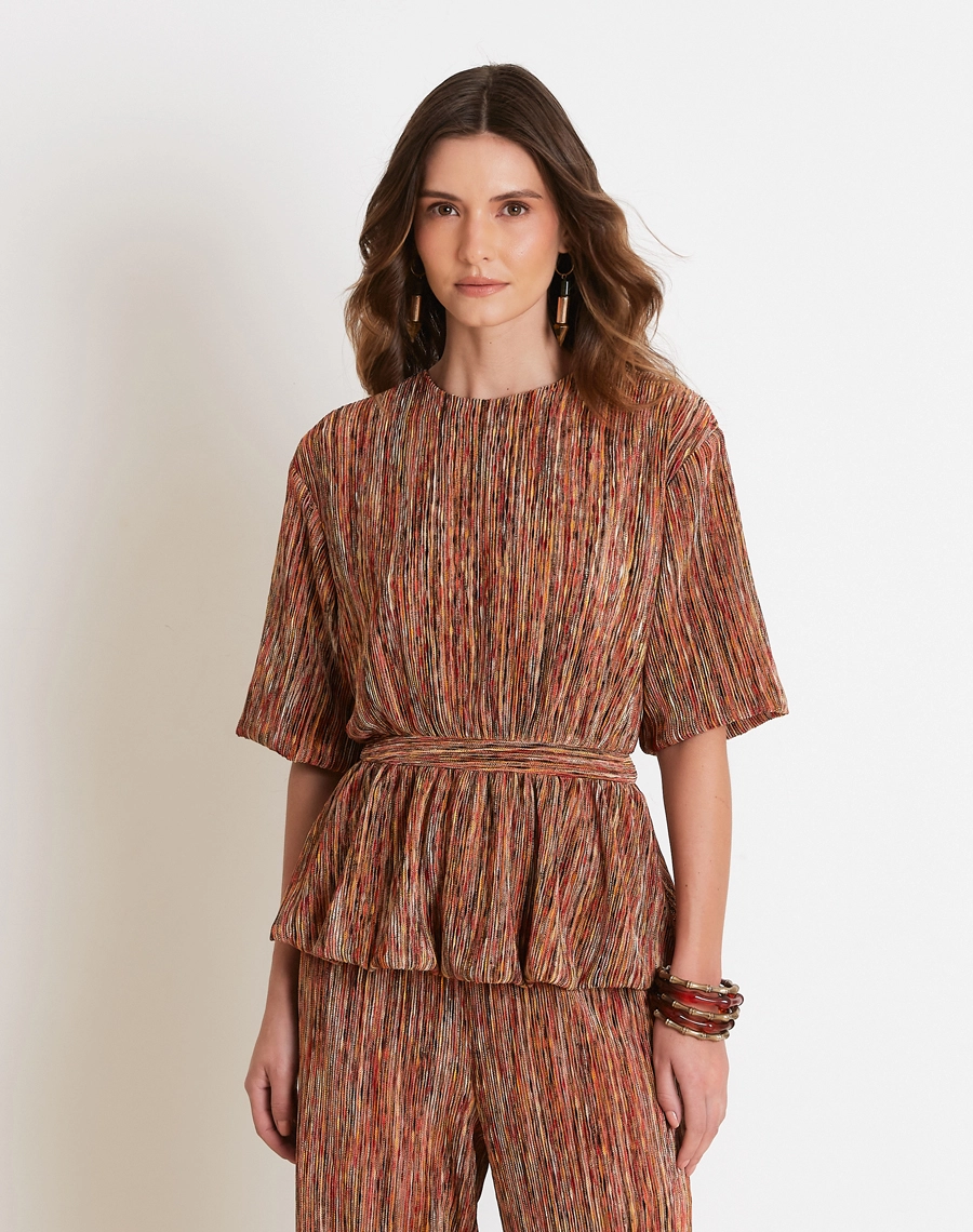 A Blusa Bianca é confeccionada em malha plissada, tecido de toque macio e caimento fluido que se destaca pela textura sofisticada dos plissados, proporcionando movimento, conforto e elegância.