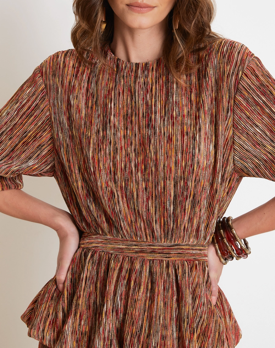 A Blusa Bianca é confeccionada em malha plissada, tecido de toque macio e caimento fluido que se destaca pela textura sofisticada dos plissados, proporcionando movimento, conforto e elegância.