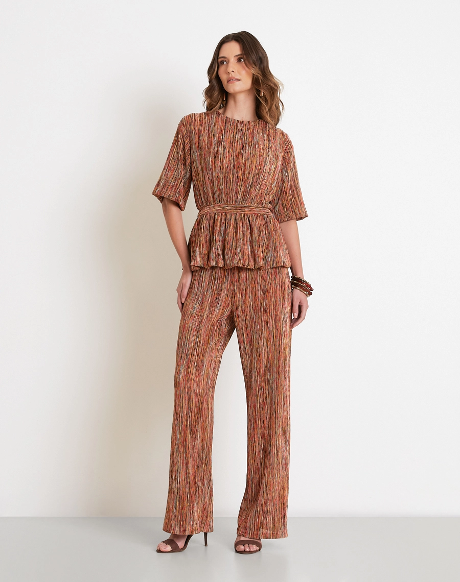 A Blusa Bianca é confeccionada em malha plissada, tecido de toque macio e caimento fluido que se destaca pela textura sofisticada dos plissados, proporcionando movimento, conforto e elegância.