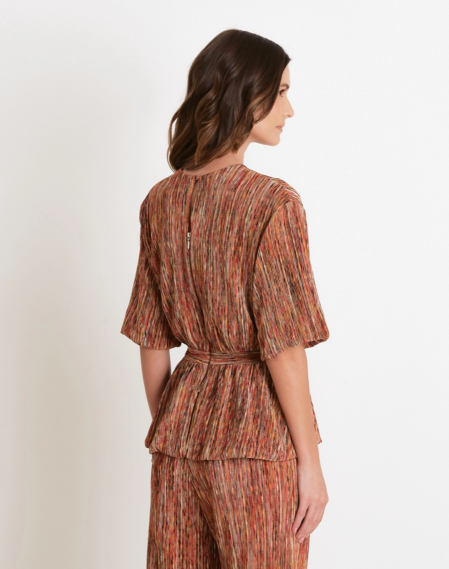 A Blusa Bianca é confeccionada em malha plissada, tecido de toque macio e caimento fluido que se destaca pela textura sofisticada dos plissados, proporcionando movimento, conforto e elegância.