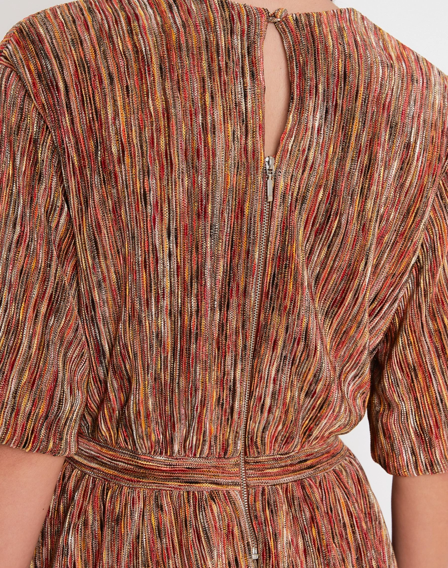 A Blusa Bianca é confeccionada em malha plissada, tecido de toque macio e caimento fluido que se destaca pela textura sofisticada dos plissados, proporcionando movimento, conforto e elegância.