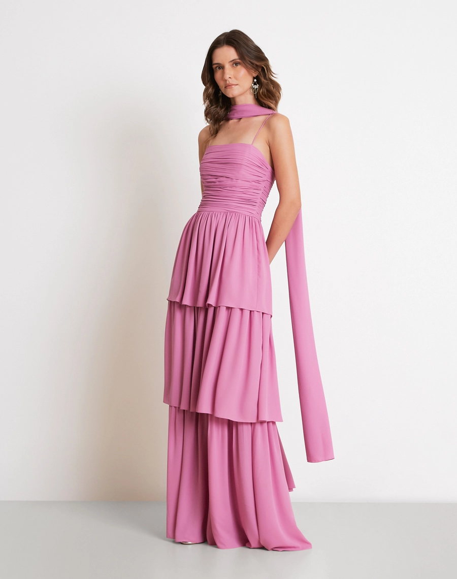 O Vestido Longo Sophie é confeccionado em crepinho, tecido conhecido por sua textura suave, leveza e caimento impecável. 