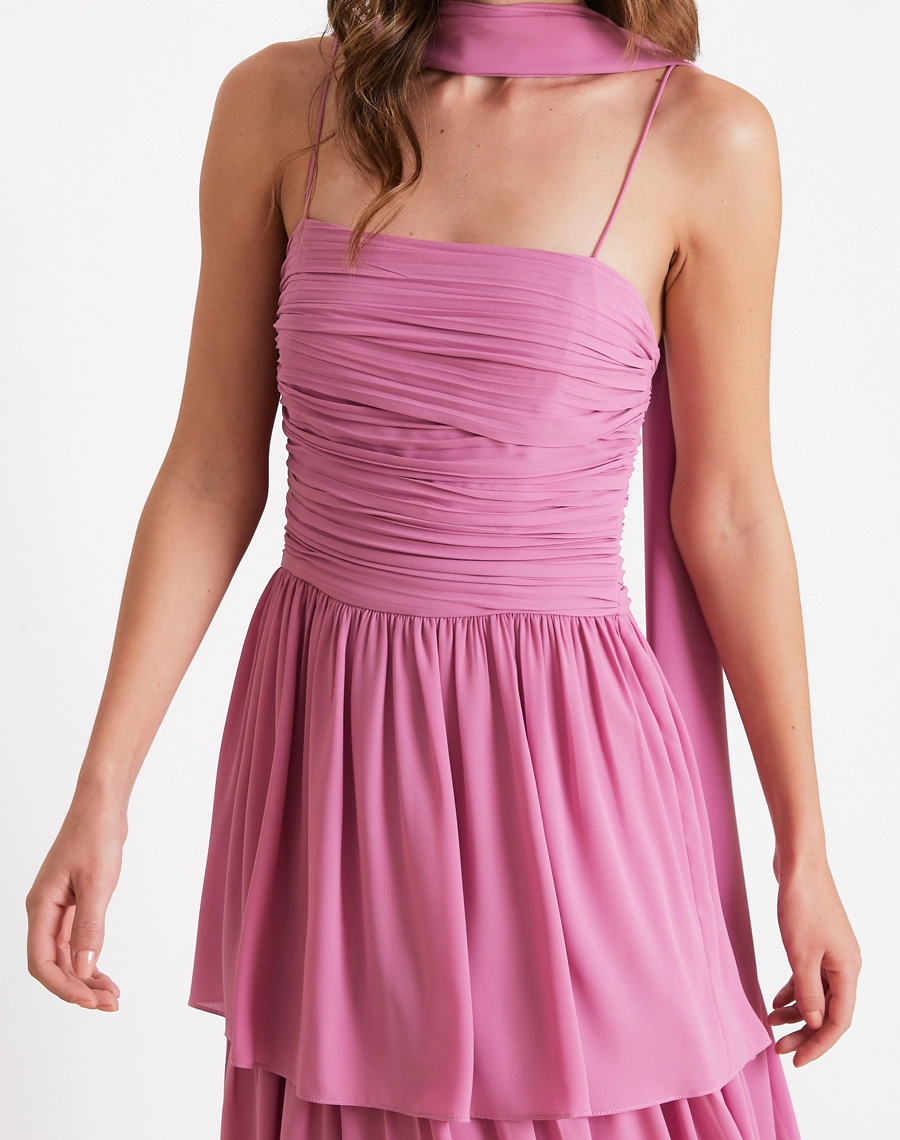 O Vestido Longo Sophie é confeccionado em crepinho, tecido conhecido por sua textura suave, leveza e caimento impecável. 