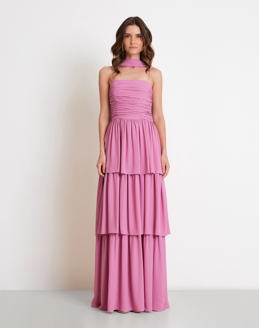 O Vestido Longo Sophie é confeccionado em crepinho, tecido conhecido por sua textura suave, leveza e caimento impecável. 