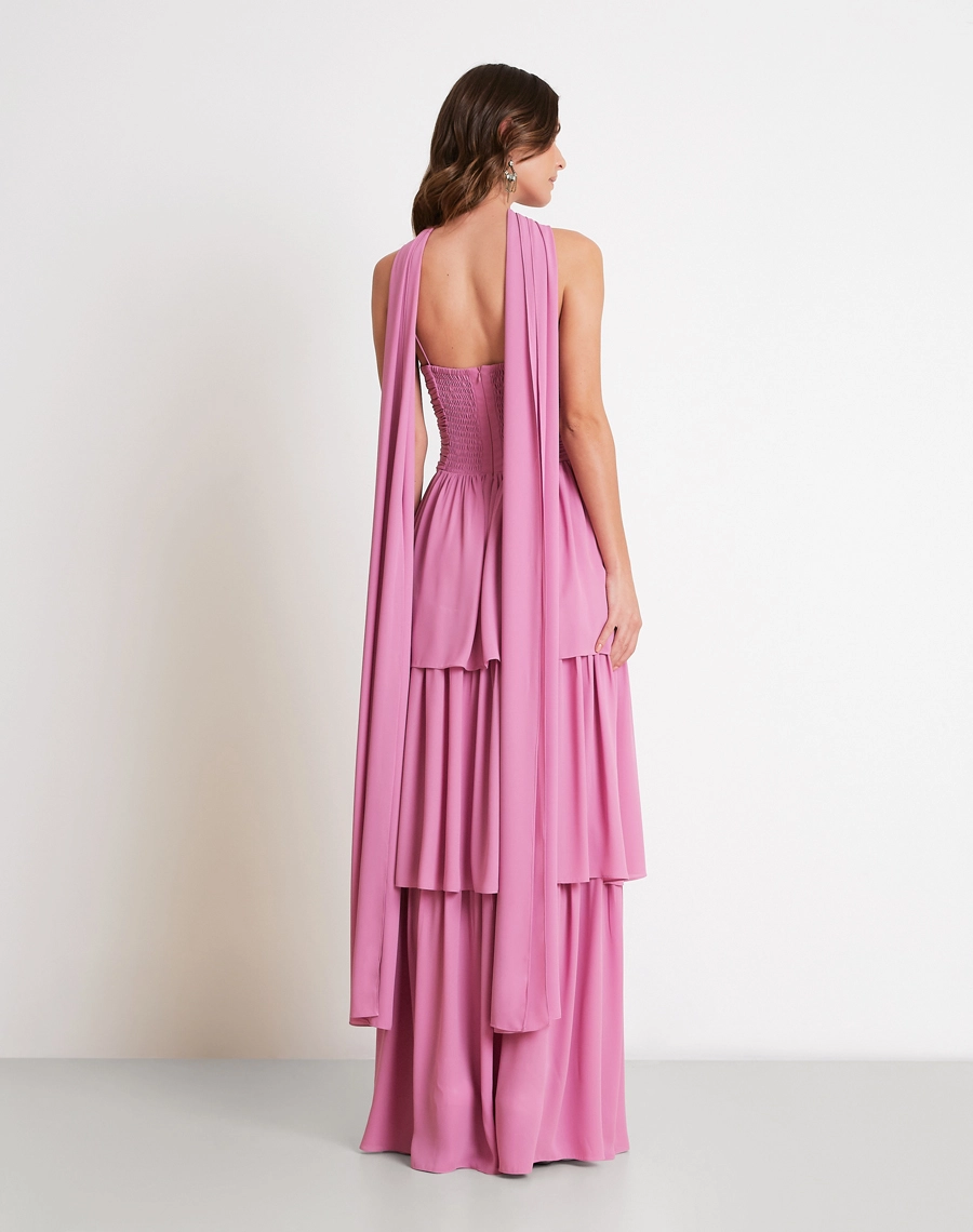 O Vestido Longo Sophie é confeccionado em crepinho, tecido conhecido por sua textura suave, leveza e caimento impecável. 