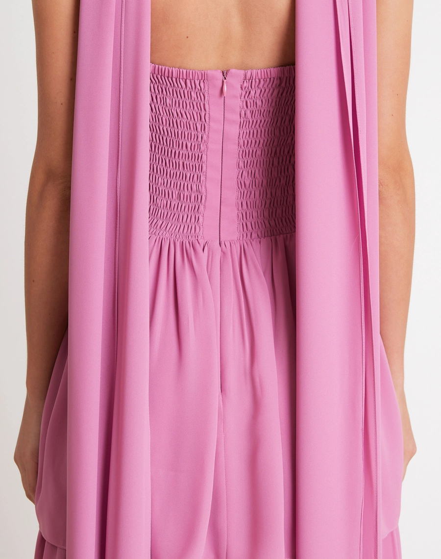 O Vestido Longo Sophie é confeccionado em crepinho, tecido conhecido por sua textura suave, leveza e caimento impecável. 