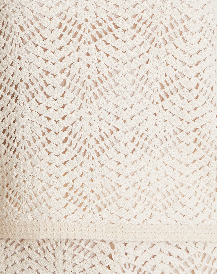 O Top Venice é confeccionada em renda, tecido delicado que combina textura artesanal e toque macio que garante conforto e charme para diferentes ocasiões. 