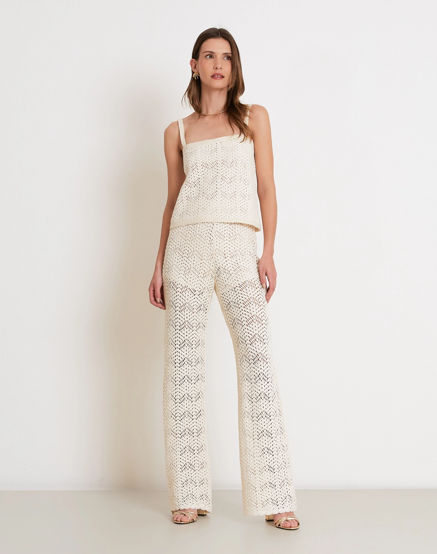 O Top Venice é confeccionada em renda, tecido delicado que combina textura artesanal e toque macio que garante conforto e charme para diferentes ocasiões. 