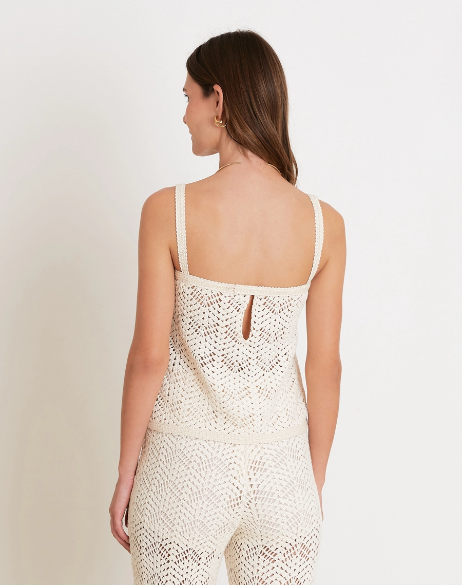 O Top Venice é confeccionada em renda, tecido delicado que combina textura artesanal e toque macio que garante conforto e charme para diferentes ocasiões. 
