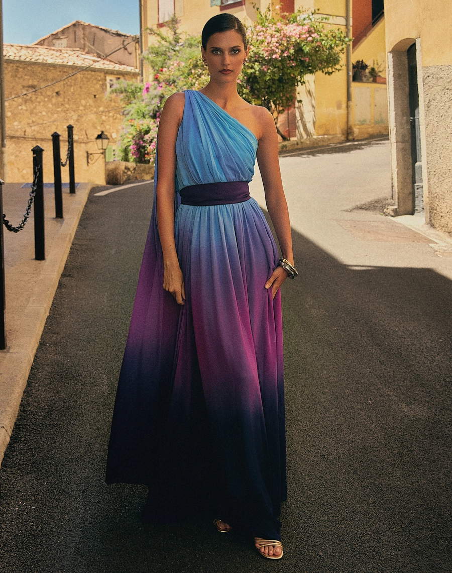 O Vestido Longo Aurea é confeccionado em Chiffon com efeito degradê em tons vibrantes, um tecido leve e fluido que confere sofisticação e movimento à peça.<br/>
