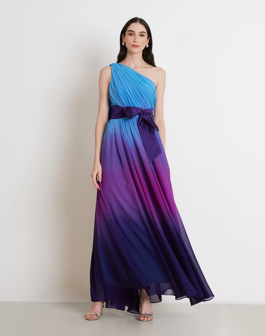 O Vestido Longo Aurea é confeccionado em Chiffon com efeito degradê em tons vibrantes, um tecido leve e fluido que confere sofisticação e movimento à peça.<br/>