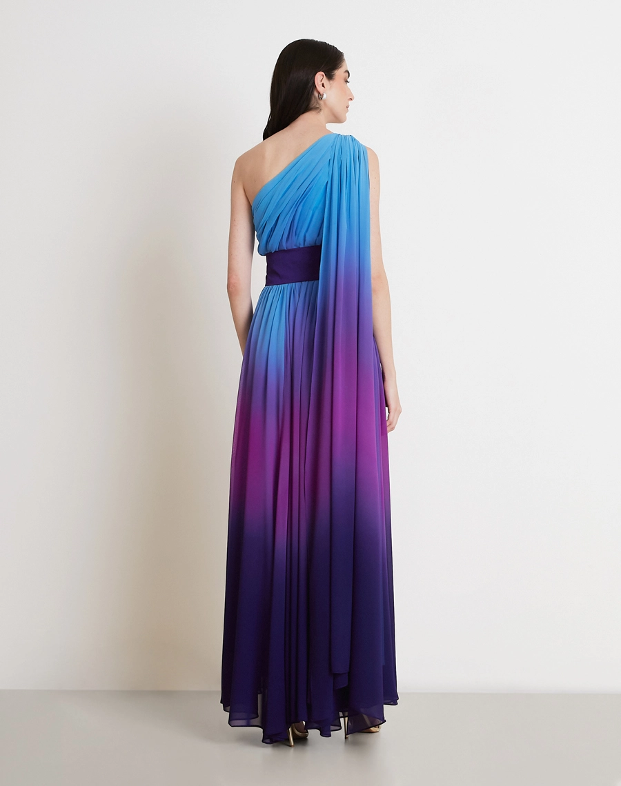 O Vestido Longo Aurea é confeccionado em Chiffon com efeito degradê em tons vibrantes, um tecido leve e fluido que confere sofisticação e movimento à peça.<br/>