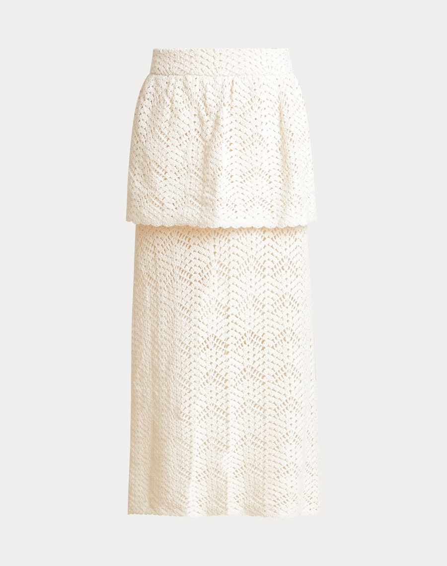 A Saia Midi Loren confeccionada em renda trabalhada com desenho sofisticado e acabamento delicado, a peça destaca-se pela riqueza de texturas e pela elegância atemporal.