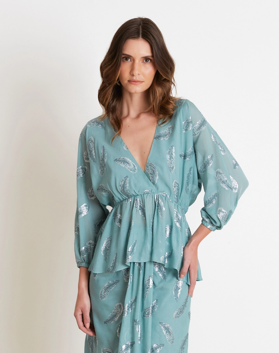 A Blusa Paloma é confeccionada em seda, um tecido leve, fluido e sofisticado, que proporciona toque suave, caimento elegante e conforto ao vestir.<BR/>