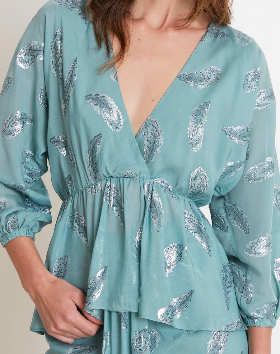 A Blusa Paloma é confeccionada em seda, um tecido leve, fluido e sofisticado, que proporciona toque suave, caimento elegante e conforto ao vestir.<BR/>