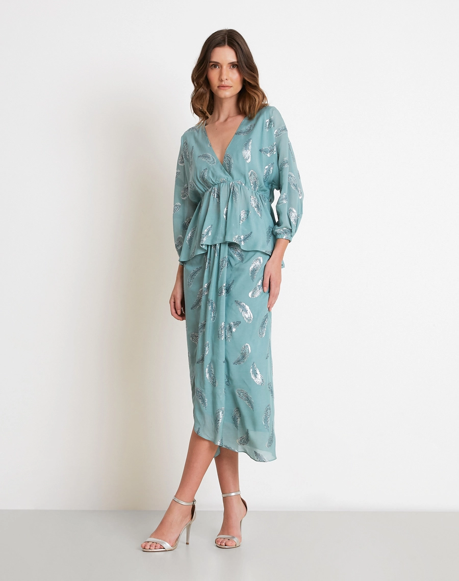 A Blusa Paloma é confeccionada em seda, um tecido leve, fluido e sofisticado, que proporciona toque suave, caimento elegante e conforto ao vestir.<BR/>
