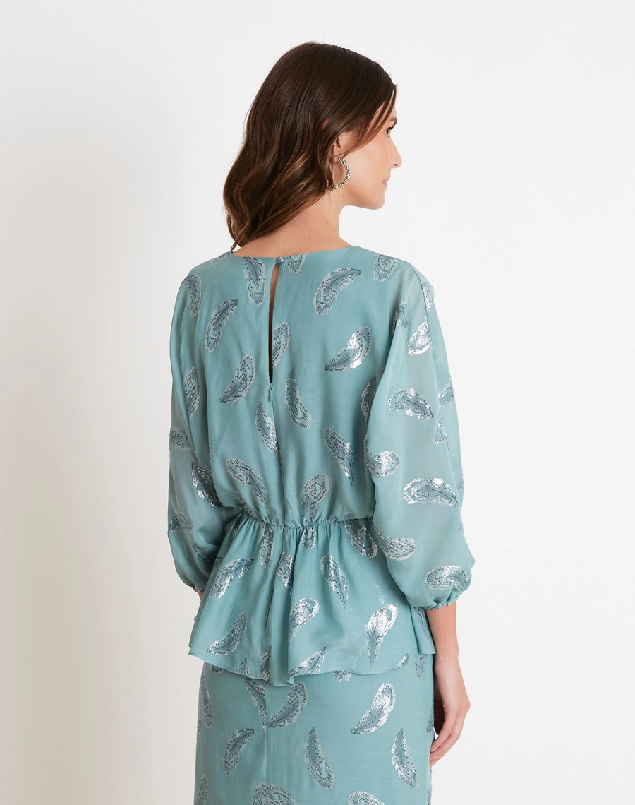 A Blusa Paloma é confeccionada em seda, um tecido leve, fluido e sofisticado, que proporciona toque suave, caimento elegante e conforto ao vestir.<BR/>