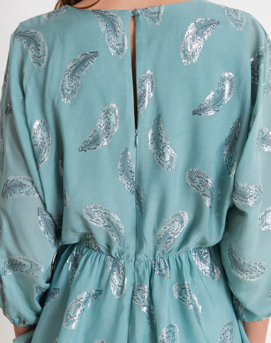 A Blusa Paloma é confeccionada em seda, um tecido leve, fluido e sofisticado, que proporciona toque suave, caimento elegante e conforto ao vestir.<BR/>