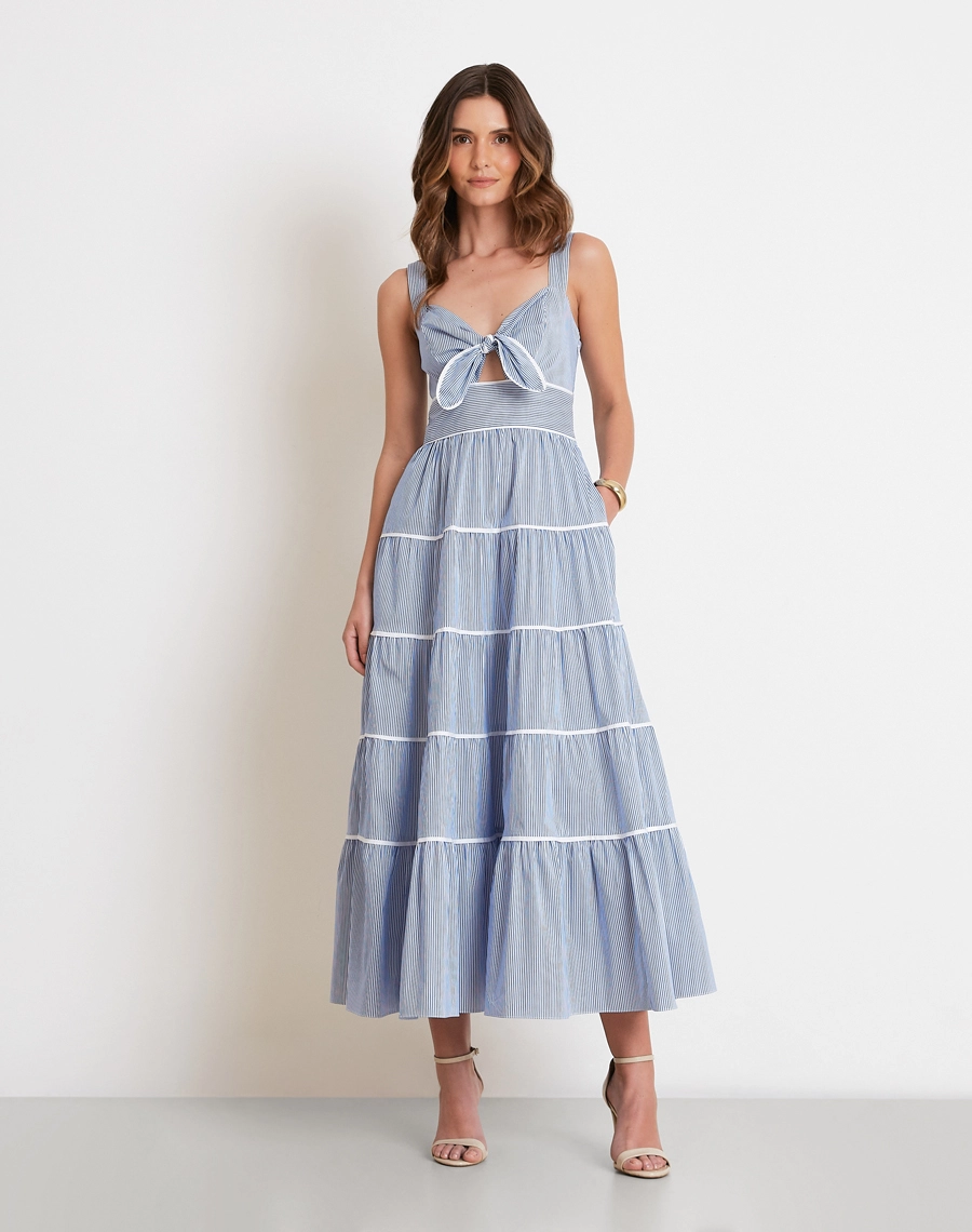 O Vestido Longo Maritime é confeccionado em cambraia, um tecido leve, fresco e de toque suave, ideal para os dias mais quentes.
