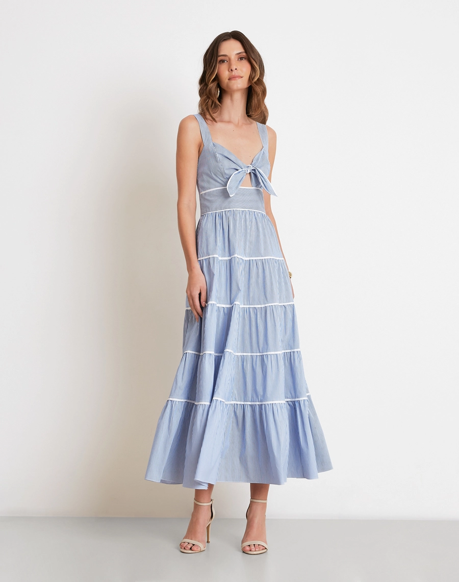 O Vestido Longo Maritime é confeccionado em cambraia, um tecido leve, fresco e de toque suave, ideal para os dias mais quentes.
