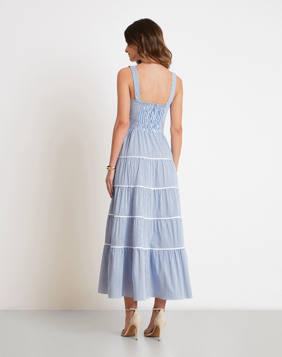 O Vestido Longo Maritime é confeccionado em cambraia, um tecido leve, fresco e de toque suave, ideal para os dias mais quentes.