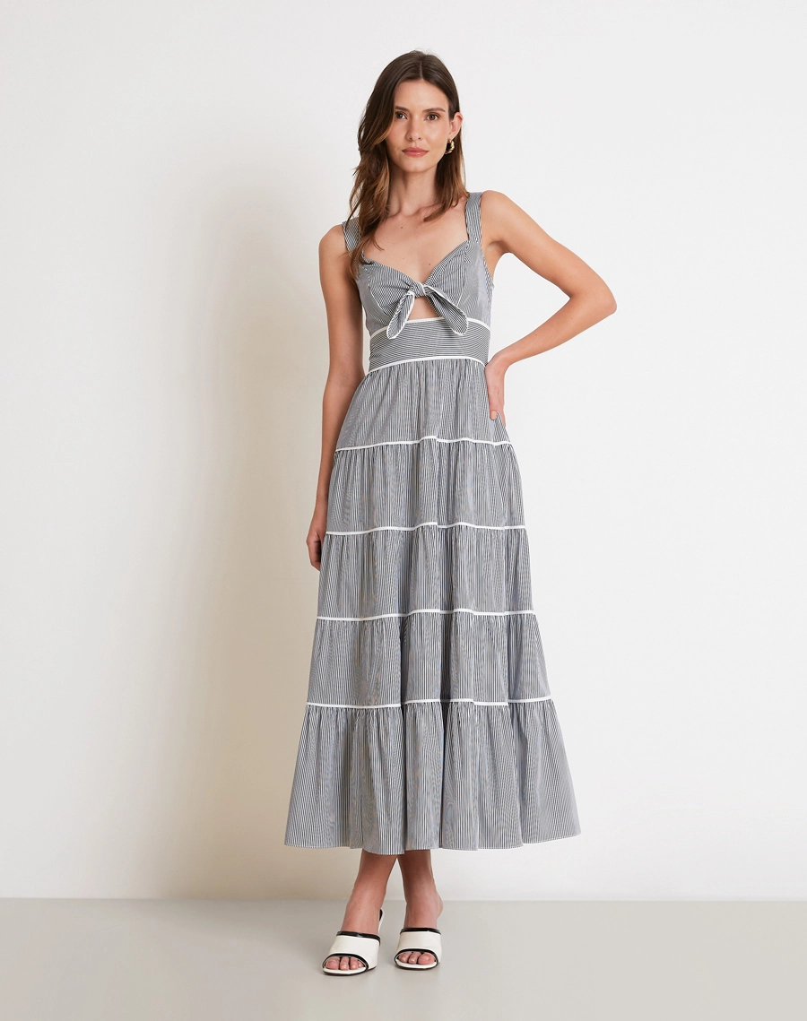 O Vestido Longo Maritime é confeccionado em cambraia, um tecido leve, fresco e de toque suave, ideal para os dias mais quentes.
