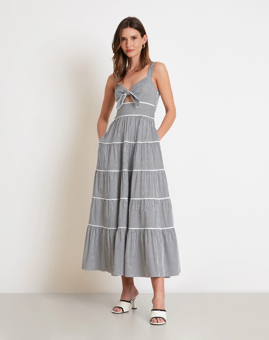 O Vestido Longo Maritime é confeccionado em cambraia, um tecido leve, fresco e de toque suave, ideal para os dias mais quentes.