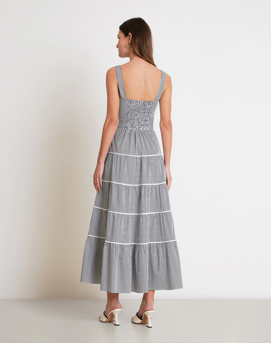 O Vestido Longo Maritime é confeccionado em cambraia, um tecido leve, fresco e de toque suave, ideal para os dias mais quentes.