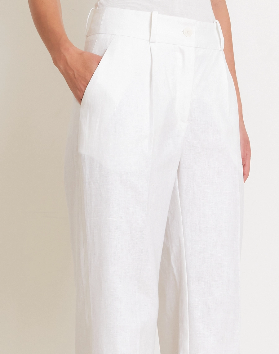 A Calça Melissa é confeccionada em linho de alta qualidade, o tecido se destaca pela leveza e excelente respirabilidade, proporcionando bem-estar ao longo do dia. <br/>