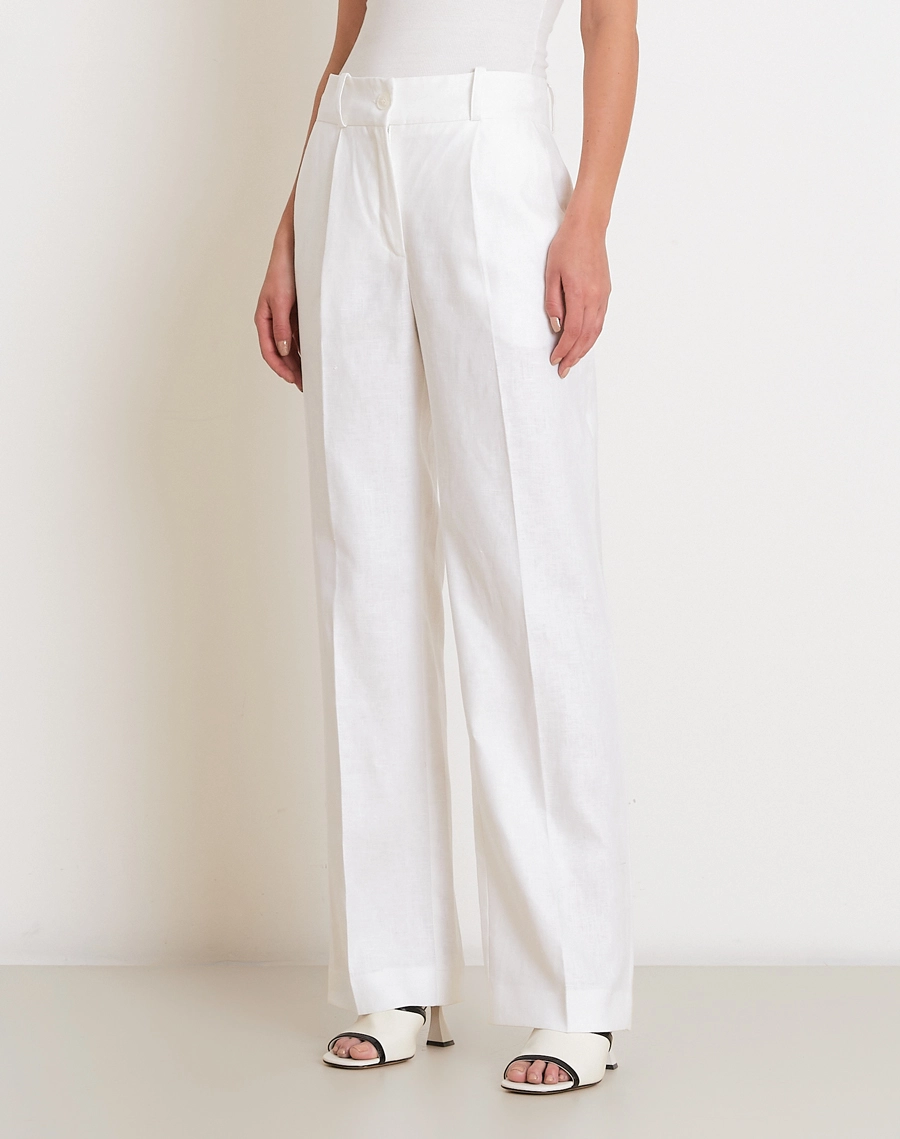 A Calça Melissa é confeccionada em linho de alta qualidade, o tecido se destaca pela leveza e excelente respirabilidade, proporcionando bem-estar ao longo do dia. <br/>