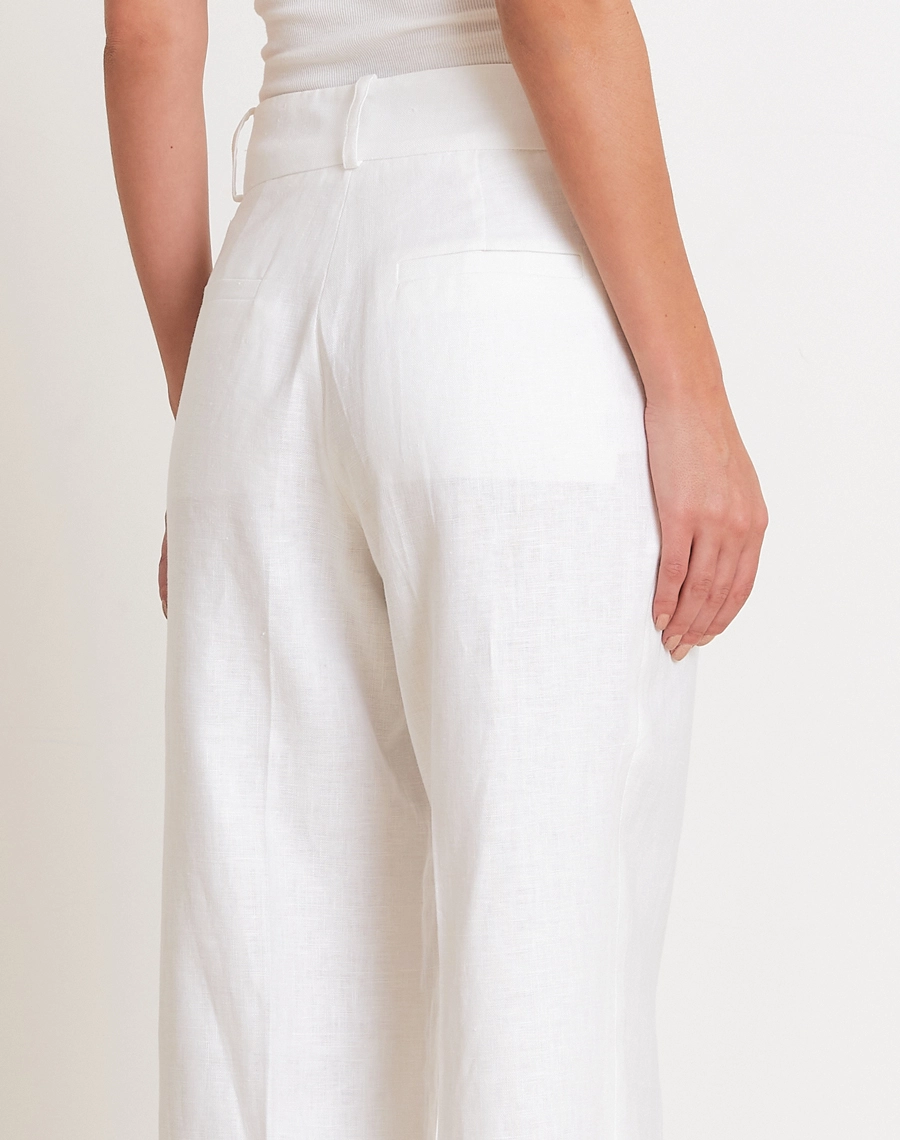 A Calça Melissa é confeccionada em linho de alta qualidade, o tecido se destaca pela leveza e excelente respirabilidade, proporcionando bem-estar ao longo do dia. <br/>