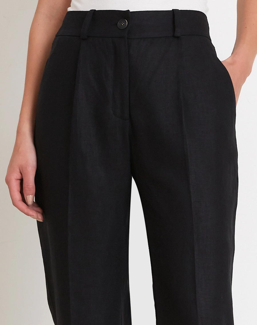 A Calça Melissa é confeccionada em linho de alta qualidade, o tecido se destaca pela leveza e excelente respirabilidade, proporcionando bem-estar ao longo do dia. <br/>