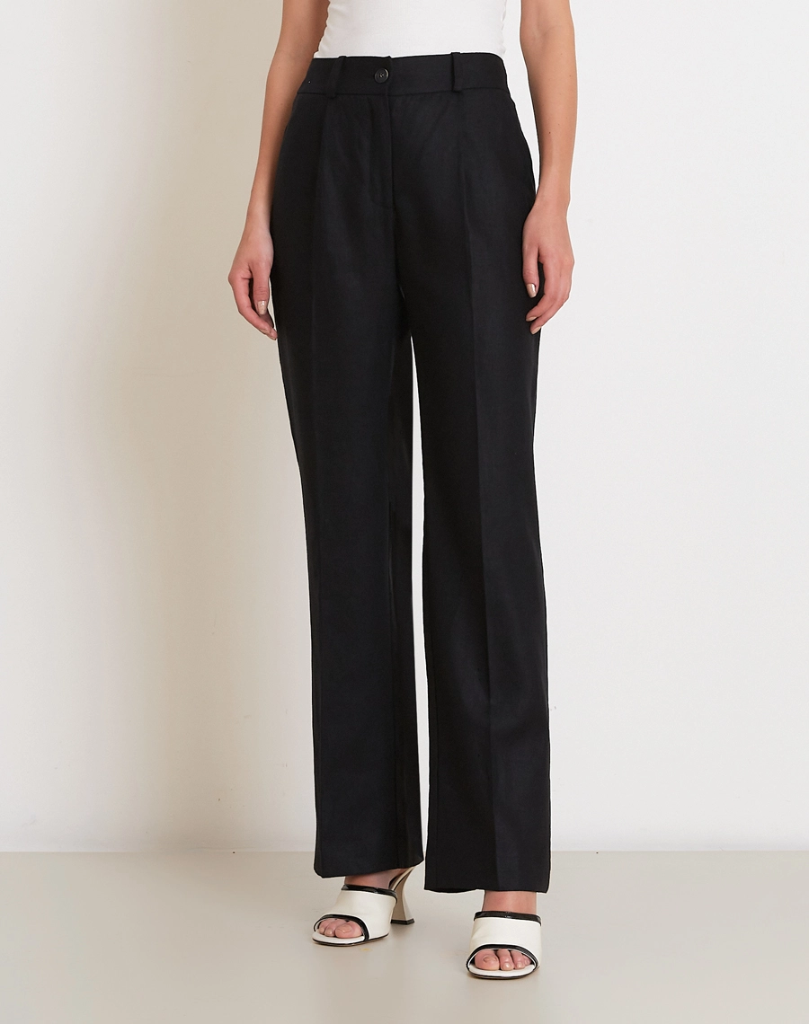 A Calça Melissa é confeccionada em linho de alta qualidade, o tecido se destaca pela leveza e excelente respirabilidade, proporcionando bem-estar ao longo do dia. <br/>