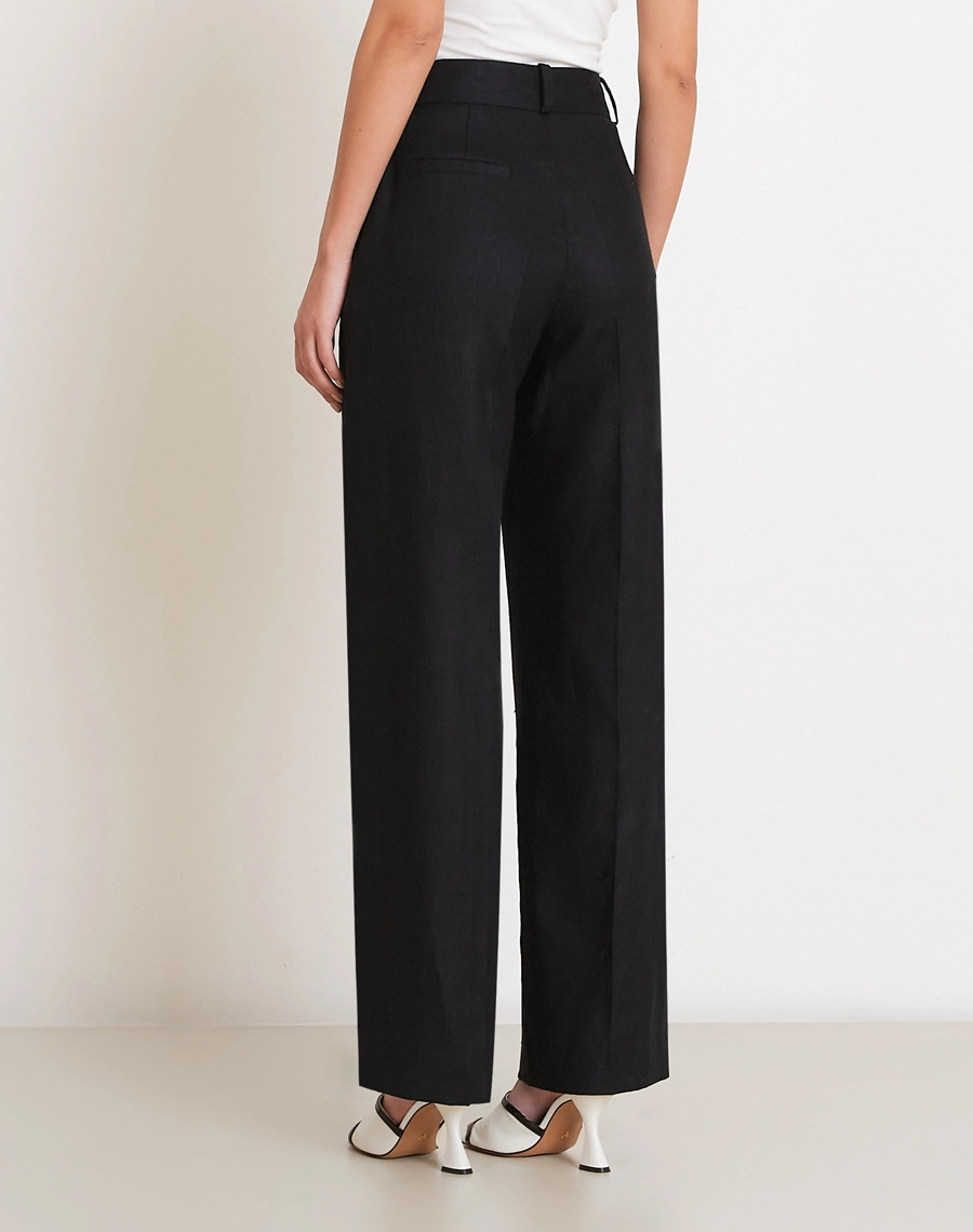 A Calça Melissa é confeccionada em linho de alta qualidade, o tecido se destaca pela leveza e excelente respirabilidade, proporcionando bem-estar ao longo do dia. <br/>