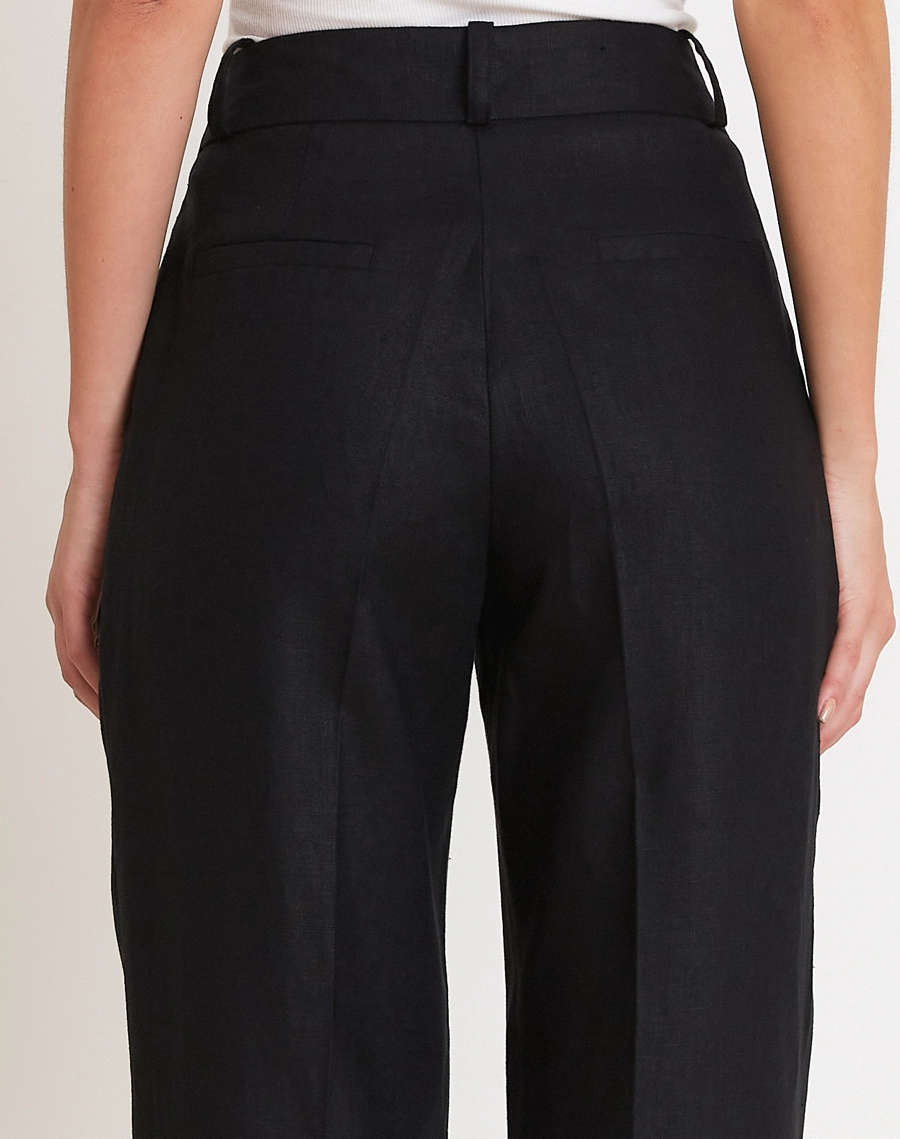 A Calça Melissa é confeccionada em linho de alta qualidade, o tecido se destaca pela leveza e excelente respirabilidade, proporcionando bem-estar ao longo do dia. <br/>