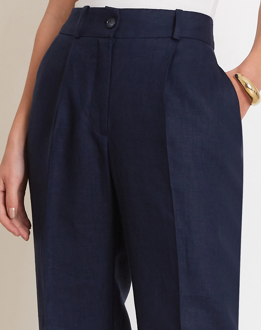 A Calça Melissa é confeccionada em linho de alta qualidade, o tecido se destaca pela leveza e excelente respirabilidade, proporcionando bem-estar ao longo do dia. <br/>
