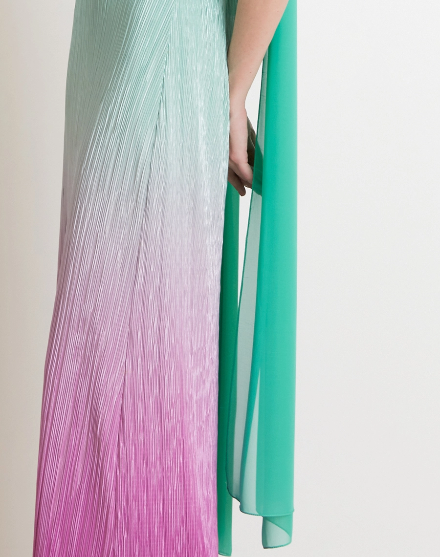 O Vestido Longo Lana é confeccionado em tecido plissado, que combina textura sofisticada e efeito de cores suaves para um visual leve e marcante. <br/>