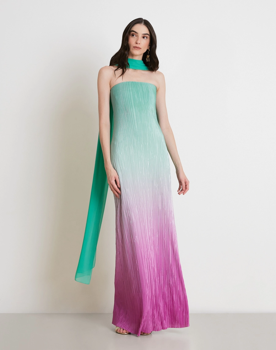 O Vestido Longo Lana é confeccionado em tecido plissado, que combina textura sofisticada e efeito de cores suaves para um visual leve e marcante. <br/>