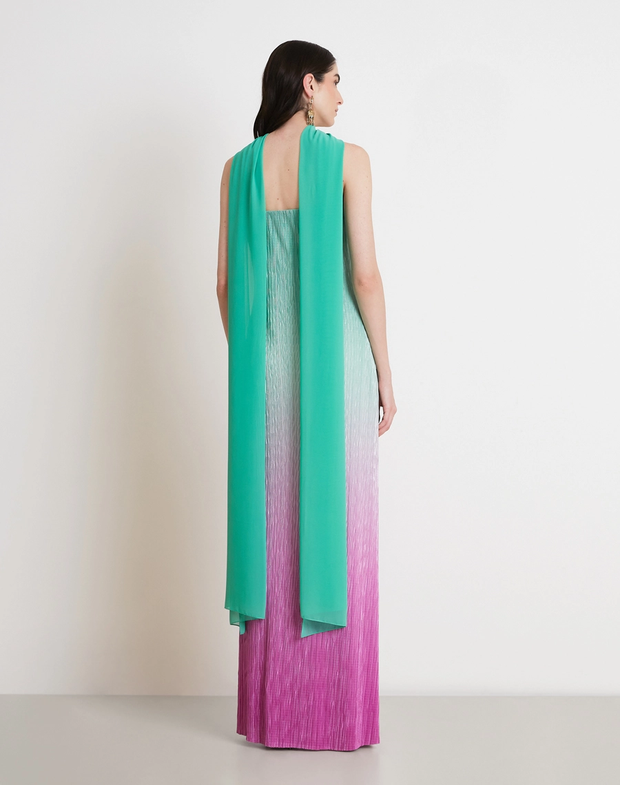 O Vestido Longo Lana é confeccionado em tecido plissado, que combina textura sofisticada e efeito de cores suaves para um visual leve e marcante. <br/>