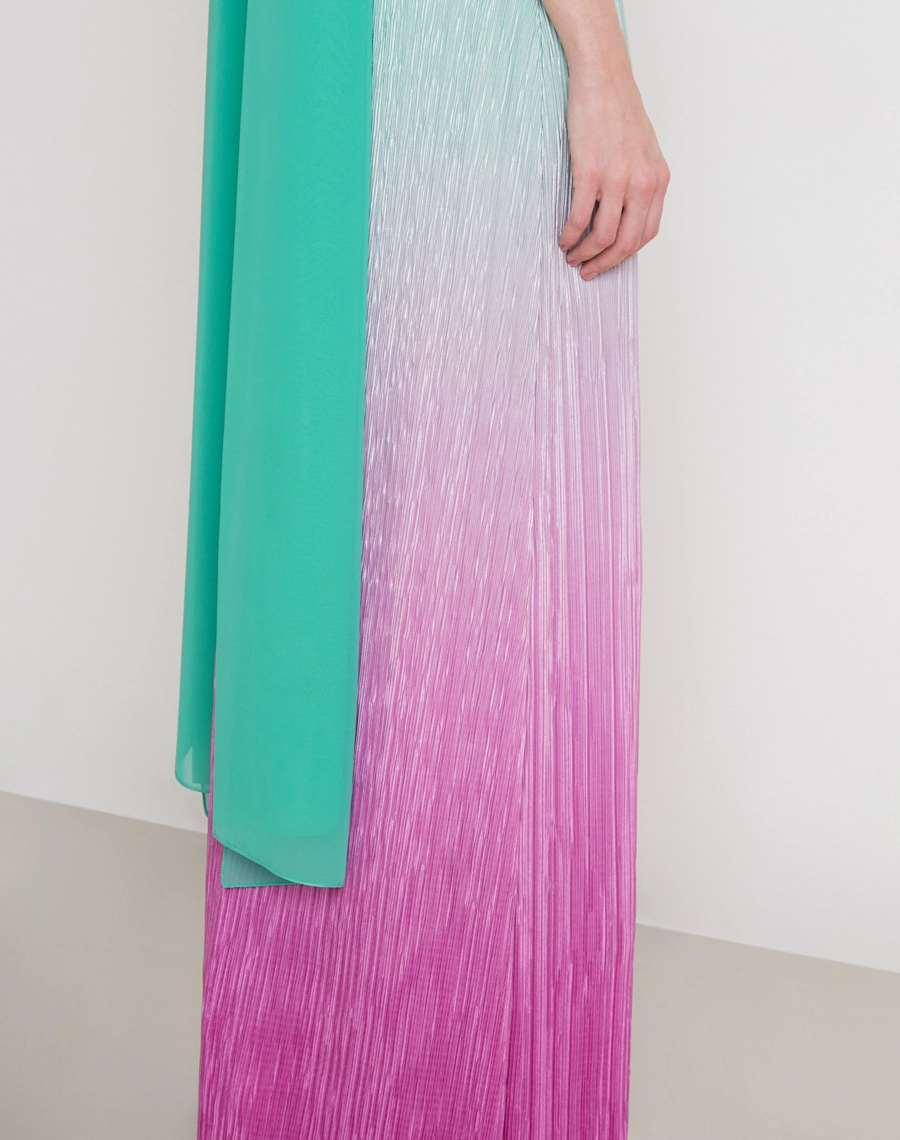 O Vestido Longo Lana é confeccionado em tecido plissado, que combina textura sofisticada e efeito de cores suaves para um visual leve e marcante. <br/>